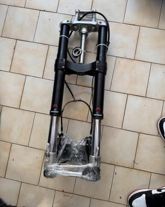 Forcella completa con pinze rivale 800 Mv agusta