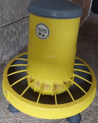 Mangiatoia per galline