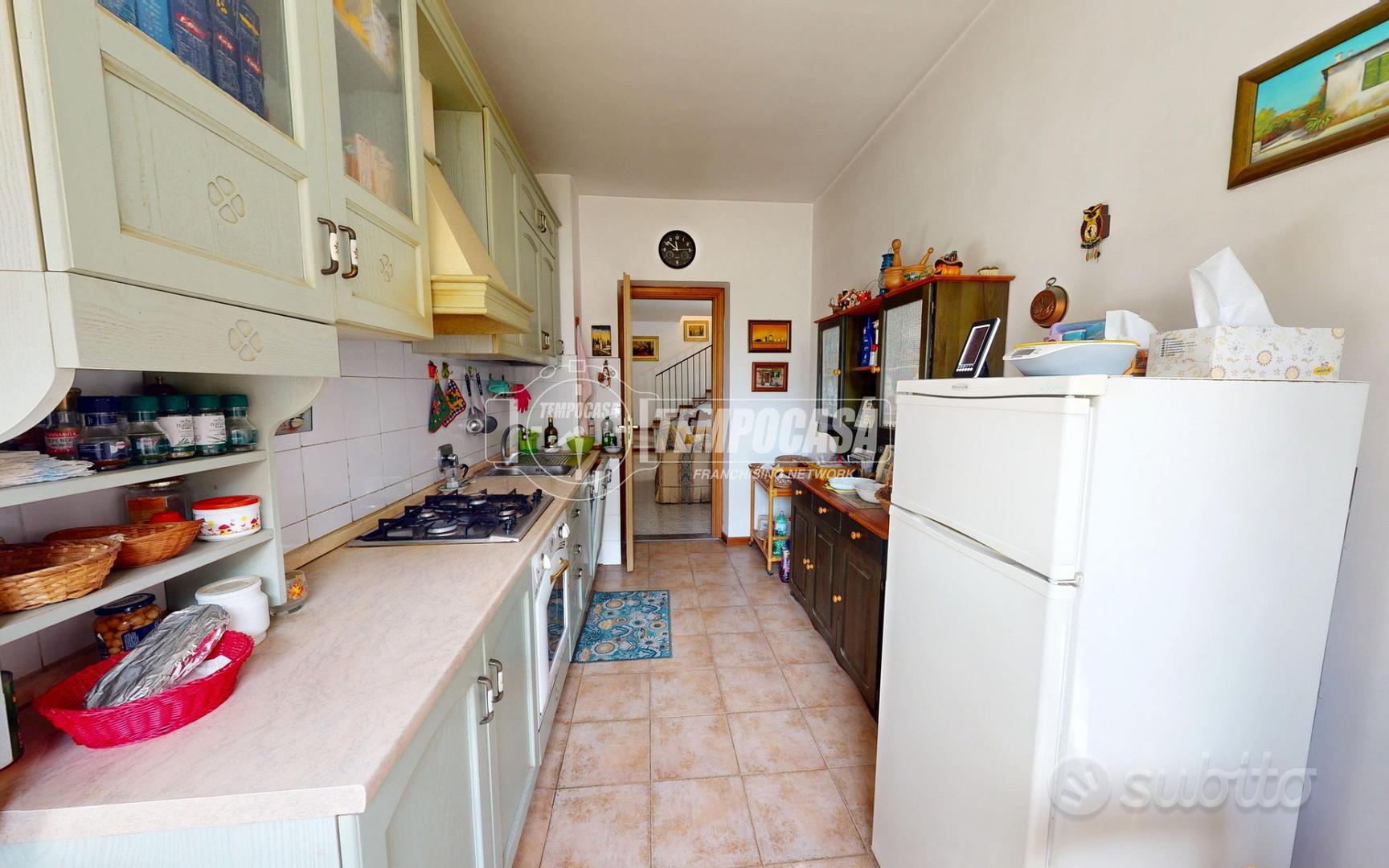 VILLA QUADRIFAMILIARE SU TRE LIVELLI CON BOX AUTO - Altro