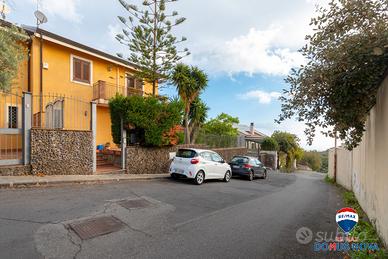Villa bifamiliare + garage di 70 mq a Trecastagni
