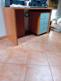 scrivania  in legno