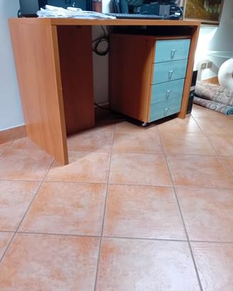 scrivania  in legno