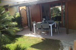 Casa con giardino e piscina residenziale