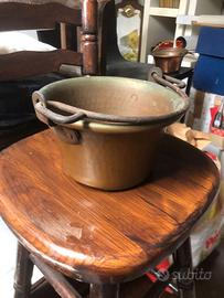 Recipiente vintage in rame martellato con manico