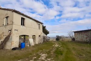 Rudere sulle colline di San Lorenzo in campo(Pu)