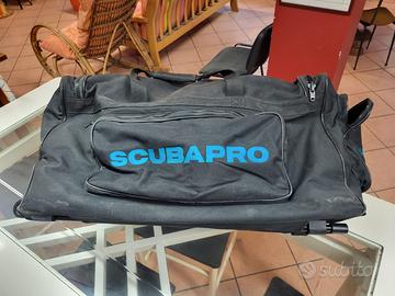 Attrezzatura completa per subaquea.