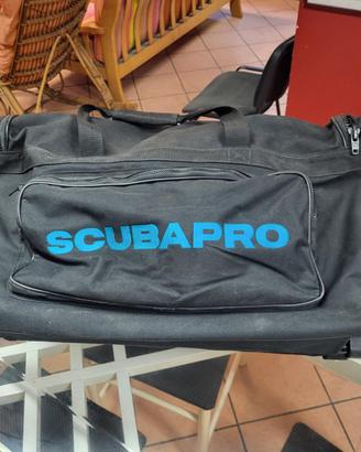 Attrezzatura completa per subaquea.