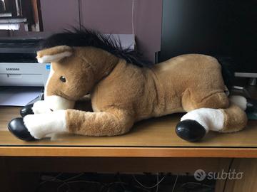 Peluche grandissimo cavallino accucciato