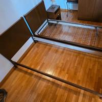 Due letti singoli con reti e materassi
