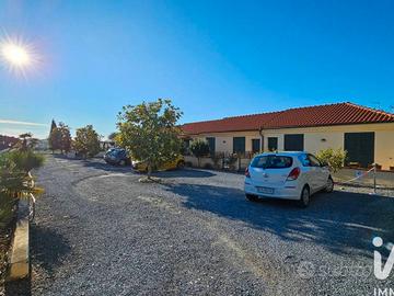 Casetta indipendente con giardino privato e box