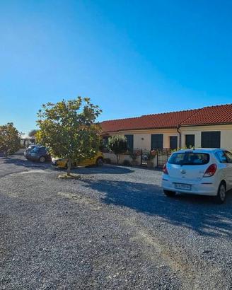 Casetta indipendente con giardino privato e box