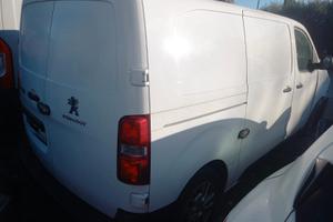 Peugeot Expert anno 2020 incidentato