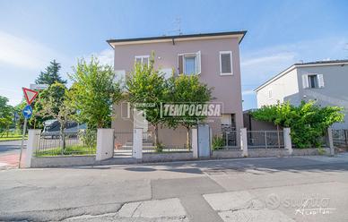 CASA INDIPENDENTE CON DEPENDANCE E GIARDINO