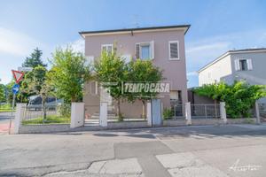 CASA INDIPENDENTE CON DEPENDANCE E GIARDINO
