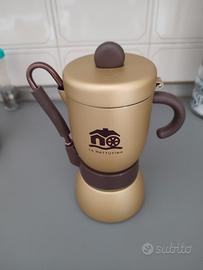 caffettiera e tazza termos 