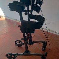 Deambulatore ascellare con freni