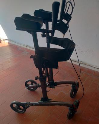 Deambulatore ascellare con freni