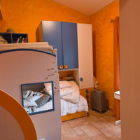 Cameretta a soppalco Arancio e Blu angolare