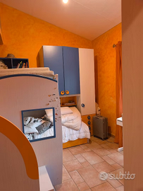 Cameretta a soppalco Arancio e Blu angolare