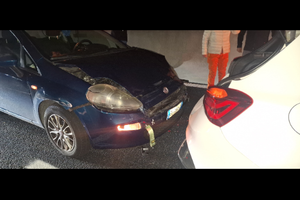 Auto punto incidentata solo davanti