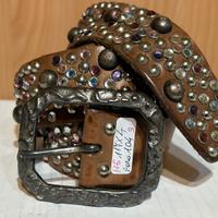 Cintura in pelle con borchie e brillantini