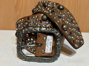 Cintura in pelle con borchie e brillantini