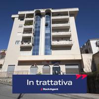 AMPIO GARAGE IN STABILE SIGNORILE DI CIRCA 160 MQ