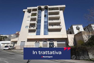 AMPIO GARAGE IN STABILE SIGNORILE DI CIRCA 160 MQ