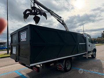 Iveco Daily con gru