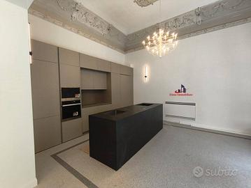 Appartamento di 175 m² con più di 5 locali e box a