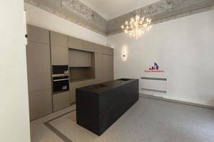 Appartamento di 175 m² con più di 5 locali e box a