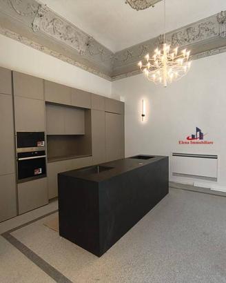 Appartamento di 175 m² con più di 5 locali e box a