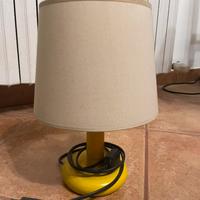 Lampada da tavolo gialla