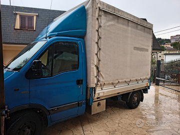 Renault Master con la sponda idraulica