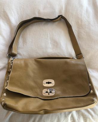 Borsa tracolla/a mano,tipo “la postina”