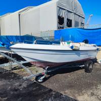 Barca a motore e posto barca