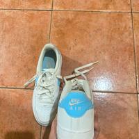 Nike Air Force 1 bianche con dettagli azzurri