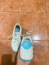 Nike Air Force 1 bianche con dettagli azzurri