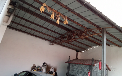 PORTICO con ampio cortile con possibilità chiusura