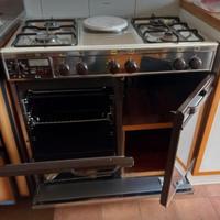 Forno con 4 fuochi e piastra elettrica