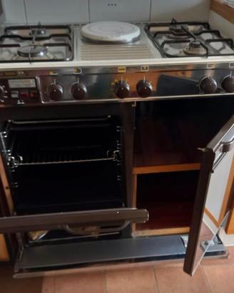 Forno con 4 fuochi e piastra elettrica