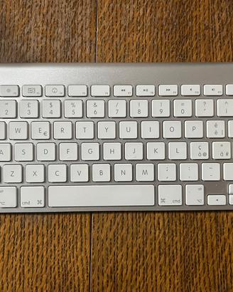 3 TASTIERE WIRELESS APPLE,LOGITECH E TARGUS 