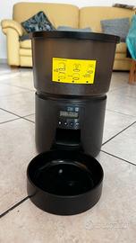 Distributore automatico cibo per gatti
