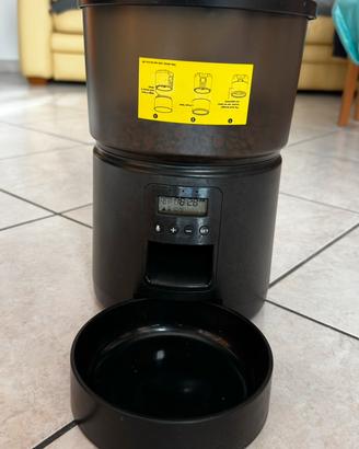 Distributore automatico cibo per gatti