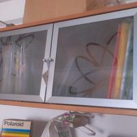 Pensile color legno ciliegio con ante in vetro Ike