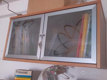 Pensile color legno ciliegio con ante in vetro Ike