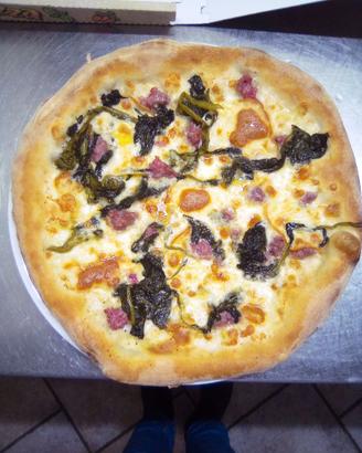 Pizzeria d'asporto con posti a sedere