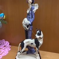 Dama con cane alano di ceramica di Capodimonte