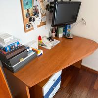 Scrivania con piano estraibile