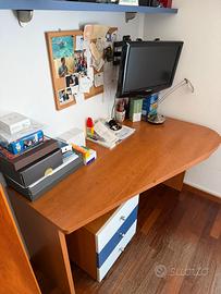 Scrivania con piano estraibile